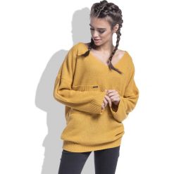 Swetry oversize damskie: Miodowy Sweter w Serek z Kieszeniami z Przodu