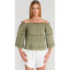 Oliwkowa bluzka off-shoulder Patrizia Pepe z ażurowymi wstawkami. Zielone bluzki damskie Patrizia Pepe, s, w koronkowe wzory, z koronki, z falbankami, bez rękawów. Za 327,60 zł.