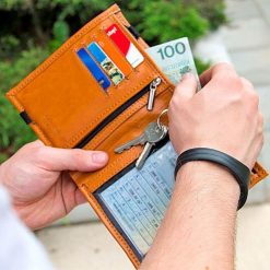 Skórzany portfel męski na paszport SOLIER SW07 jasnobrązowy - jasny brąz. Pomarańczowe portfele męskie Solier, bez wzorów, ze skóry. Za 99,99 zł.