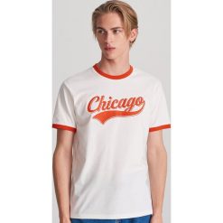 T-shirt z napisem - Kremowy. Białe t-shirty męskie Reserved, s, z napisami, bez kołnierzyka. Za 39,99 zł.