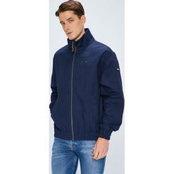 Tommy Jeans - Kurtka. Niebieskie płaszcze męskie Tommy Jeans, m, bez wzorów, z bawełny, krótkie, bez kaptura. W wyprzedaży za 399,90 zł.