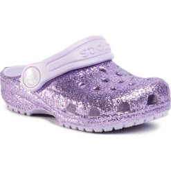 Klapki CROCS - Classic Glitter Clog K 205441 Lavender. Fioletowe sandały dziewczęce Crocs, z tworzywa sztucznego, bez zapięcia. Za 129,00 zł.