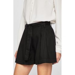 Guess Jeans - Szorty Ambre. Czarne szorty damskie Guess Jeans, z aplikacjami, z bawełny, casualowe. W wyprzedaży za 159,90 zł.