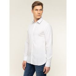 Koszula Guess M92H20 WBGH0. Białe koszule męskie Guess, xxl, z aplikacjami, z bawełny, biznesowe, bez kołnierzyka, bez rękawów. W wyprzedaży za 189,00 zł.