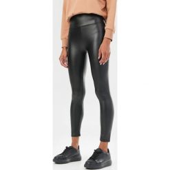 Czarne Legginsy Jaenielle. Czarne legginsy damskie Born2be, s, bez wzorów. Za 59,99 zł.