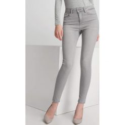 Jeansy skinny z wysokim stanem. Szare boyfriendy damskie Orsay, z bawełny, z podwyższonym stanem. Za 149,99 zł.