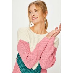 Noisy May - Sweter. Różowe swetry damskie Noisy May, s, z nadrukiem, z bawełny, z krótkim rękawem, krótkie, bez kaptura. W wyprzedaży za 59,90 zł.