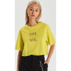 Krótka koszulka oversize - Zielony. Zielone koszulki damskie Cropp, s, bez wzorów, bez kołnierzyka. W wyprzedaży za 19,99 zł.