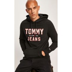 Tommy Jeans - Bluza. Niebieskie bluzy męskie Tommy Jeans, xl, z nadrukiem, z bawełny, z kapturem, bez rękawów, z kapturem. W wyprzedaży za 299,90 zł.