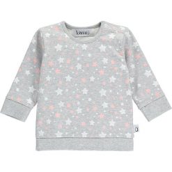 Bluza w kolorze szarym. Szare bluzy niemowlęce lamino, z nadrukiem, z dresówki, bez rękawów, bez kaptura. W wyprzedaży za 57,95 zł.