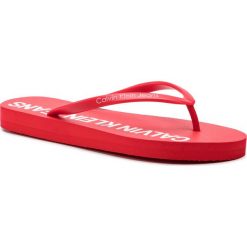Japonki CALVIN KLEIN JEANS - Dori R7783 Tomato. Czerwone klapki damskie Calvin Klein Jeans, bez wzorów, z jeansu, bez obcasa. W wyprzedaży za 139,00 zł.