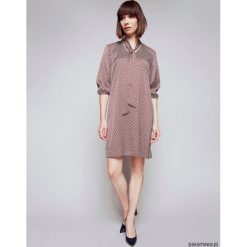 Sukienka Basanti z szarfą. Szare sukienki balowe Pakamera, na co dzień, z klasycznym kołnierzykiem, mini, proste. Za 358,00 zł.