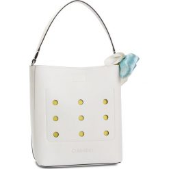 Torebka CALVIN KLEIN - Vent Bucket K60K605073 107. Białe torebki klasyczne damskie marki Calvin Klein, bez wzorów, ze skóry ekologicznej, klasyczne, na ramię, bez dodatków. Za 579,00 zł.