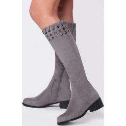 Ciemnoszare Kozaki Come Together. Szare kozaki damskie vices, z okrągłym noskiem, przed kolano, bez obcasa, na płaskiej podeszwie, na zamek. Za 139,99 zł.