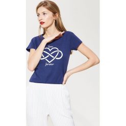 T-shirt z nadrukiem - Granatowy. Niebieskie t-shirty męskie z nadrukiem marki House, l. Za 39,99 zł.