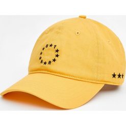 Musztardowa czapka z czarnymi haftowanymi gwiazdami. Żółte czapki męskie marki Pull&Bear, z haftami. Za 39,90 zł.