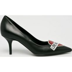 Love Moschino - Szpilki. Czarne czółenka damskie marki Love Moschino, ze skóry, na obcasie. W wyprzedaży za 799,90 zł.