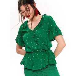 BLUZKA KOPERTOWA W GROSZKI. Zielone bluzki damskie Top Secret, z nadrukiem, z tkaniny, eleganckie, z dekoltem w serek, z krótkim rękawem. Za 119,99 zł.