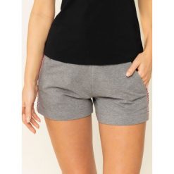 Szorty materiałowe Moschino Underwear & Swim A4303 9001. Szare szorty damskie Moschino Underwear & Swim, s, bez wzorów, z elastanu. W wyprzedaży za 299,00 zł.