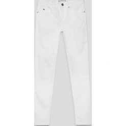 Tommy Hilfiger - Jeansy dziecięce 140-176 cm. Jeansy dziewczęce TOMMY HILFIGER. W wyprzedaży za 219,90 zł.