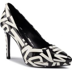 Szpilki DKNY - Lexi K2948621 Black/White. Czarne półbuty damskie DKNY, bez wzorów, ze skóry ekologicznej, bez obcasa, na obcasie, bez zapięcia. Za 479,00 zł.