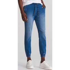 Spodnie jeansowe jogger - Niebieski. Niebieskie spodnie męskie Reserved, m, bez wzorów, z jeansu. Za 149,99 zł.