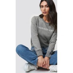 Calvin Klein Top Institutional Regular Crew Neck - Grey. Szare topy damskie marki Calvin Klein, bez wzorów, z okrągłym kołnierzem. Za 364,95 zł.