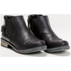 Sztyblety w stylu rock. Czarne półbuty damskie Monnari, w paski, ze skóry, eleganckie, bez obcasa, z paskami. Za 111,60 zł.