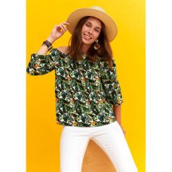 Bluzka w kolorowy nadruk. Białe bluzki damskie Top Secret, z nadrukiem, z tkaniny, eleganckie, bez kołnierzyka, bez rękawów. W wyprzedaży za 39,99 zł.