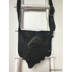 Unikatowa, czarna torebka skórzana. Czarne torebki klasyczne damskie marki Pakamera, bez wzorów, ze skóry, na ramię, bez dodatków. Za 280,00 zł.