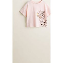 Mango Kids - Top dziecięcy Leo 110-152 cm. Różowe bluzki dziewczęce Mango Kids, z nadrukiem, z bawełny, z okrągłym kołnierzem, z krótkim rękawem, krótkie, bez kaptura. W wyprzedaży za 15,90 zł.
