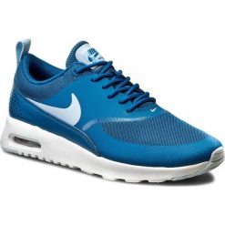 Buty NIKE - Air Max Thea 599409 410 Brigade Blue/Porpoise/White. Niebieskie buty sportowe damskie Nike, na co dzień, bez wzorów, ze skóry ekologicznej, bez obcasa, na płaskiej podeszwie, bez zapięcia. W wyprzedaży za 379,00 zł.