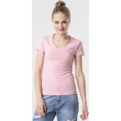 Ciemnoróżowy T-shirt Aegameda. Różowe bluzki damskie Born2be, s, bez wzorów, bez kołnierzyka, bez rękawów. W wyprzedaży za 39,99 zł.