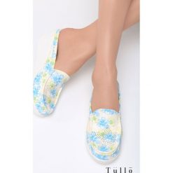 Niebieskie Klapki Zathtone. Niebieskie klapki damskie Multu, bez wzorów, bez obcasa, na koturnie. Za 29,99 zł.