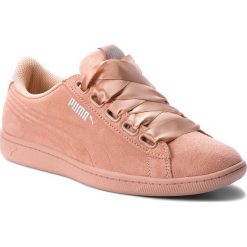 Sneakersy PUMA - Vikky Ribbon S 366416 05 Dusty Coral/Dusty Coral. Pomarańczowe półbuty damskie Puma, na co dzień, bez wzorów, ze skóry, bez obcasa, na płaskiej podeszwie, bez zapięcia. W wyprzedaży za 159,99 zł.