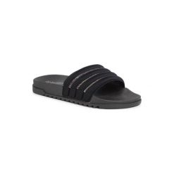 BASSANO WSS20028-10 Czarny. Czarne klapki damskie Bassano, bez wzorów, z materiału, bez obcasa. Za 49,99 zł.