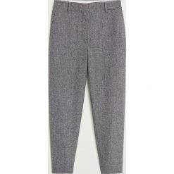 Mango - Spodnie Chloe. Szare spodnie damskie Mango, bez wzorów, z poliesteru, casualowe. Za 139,90 zł.