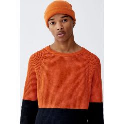 Dzianinowy sweter z fakturą i kolorowymi panelami. Żółte swetry męskie Pull&Bear, m, bez wzorów, z dzianiny, bez kołnierzyka, bez kaptura. Za 99,90 zł.