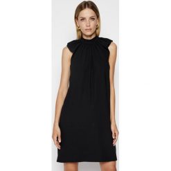 Sukienka koktajlowa Victoria Victoria Beckham Fluid Crepe 2220WDR001185B. Czarne sukienki damskie Victoria Victoria Beckham, bez wzorów, wizytowe, bez kołnierzyka, bez rękawów. W wyprzedaży za 1189,00 zł.