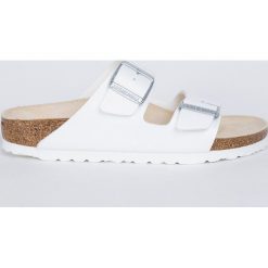 Birkenstock - Klapki Arizona Bs. Białe klapki damskie Birkenstock, bez wzorów, ze skóry, bez obcasa, na obcasie. W wyprzedaży za 219,90 zł.