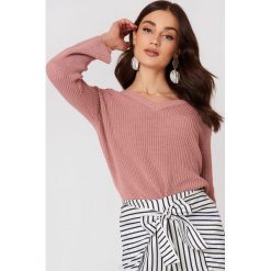 MANGO Sweter z rozszerzanym rękawem - Pink. Różowe swetry klasyczne damskie marki Mango, z dzianiny, dekolt w kształcie v. Za 80,95 zł.