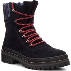 Trapery TOMMY HILFIGER - Modern Hiking Boot Suede FW0FW03048 Midnight 403. Niebieskie trapery damskie TOMMY HILFIGER, ze skóry, bez obcasa, bez zapięcia. W wyprzedaży za 379,00 zł.