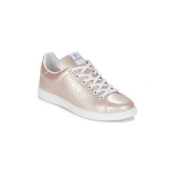 Buty Victoria DEPORTIVO VERNISE. Różowe trampki i tenisówki damskie Victoria, bez wzorów, bez zapięcia. Za 239,20 zł.