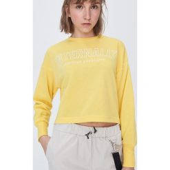 Krótka bluza z napisem - Żółty. Żółte bluzy damskie Sinsay, s, z napisami, z krótkim rękawem, krótkie, bez kaptura. W wyprzedaży za 31,99 zł.