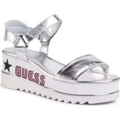 Sandały GUESS - Lessa FL6LEA LEL04 SILVE. Szare klapki damskie Guess, z aplikacjami, ze skóry ekologicznej, bez obcasa, na obcasie. Za 559,00 zł.