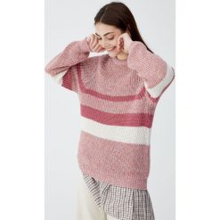 Sweter w kolorowe panele z karczkiem. Różowe swetry klasyczne damskie marki Pull&Bear, w kolorowe wzory. Za 89,90 zł.