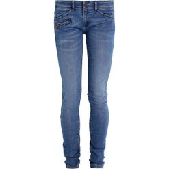 Freeman T. Porter CORALIE Jeansy Slim Fit nurty. Niebieskie jeansy damskie Freeman T. Porter, z elastanu. W wyprzedaży za 367,20 zł.