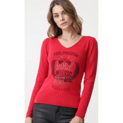 Czerwony Sweter Bungala. Czerwone swetry damskie Born2be, s, z nadrukiem, klasyczne, z długim rękawem, długie, bez kaptura. Za 99,99 zł.