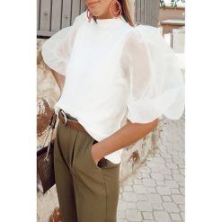 Bluzka damska RIVENA WHITE. Białe bluzki damskie IVET, bez wzorów, eleganckie, bez kołnierzyka, bez rękawów. W wyprzedaży za 79,00 zł.