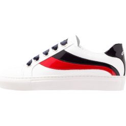 Billi Bi Sneakersy niskie white/red/blue. Białe sneakersy damskie Billi Bi, bez wzorów, ze skóry, bez zapięcia. W wyprzedaży za 615,20 zł.